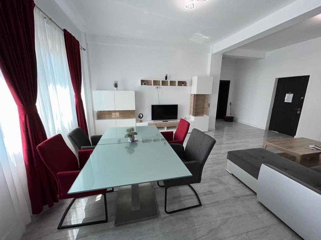 Cozy Aparthotel - Central City Suceava Ngoại thất bức ảnh
